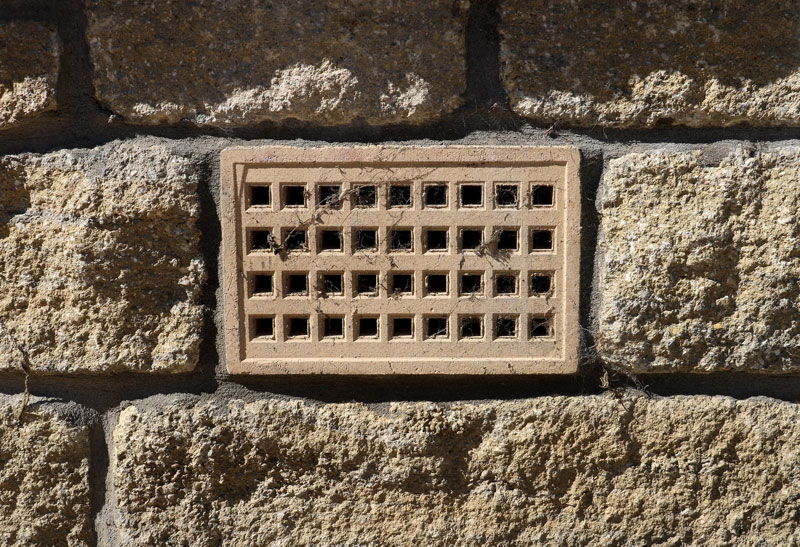 crawl space grate for insulation service access